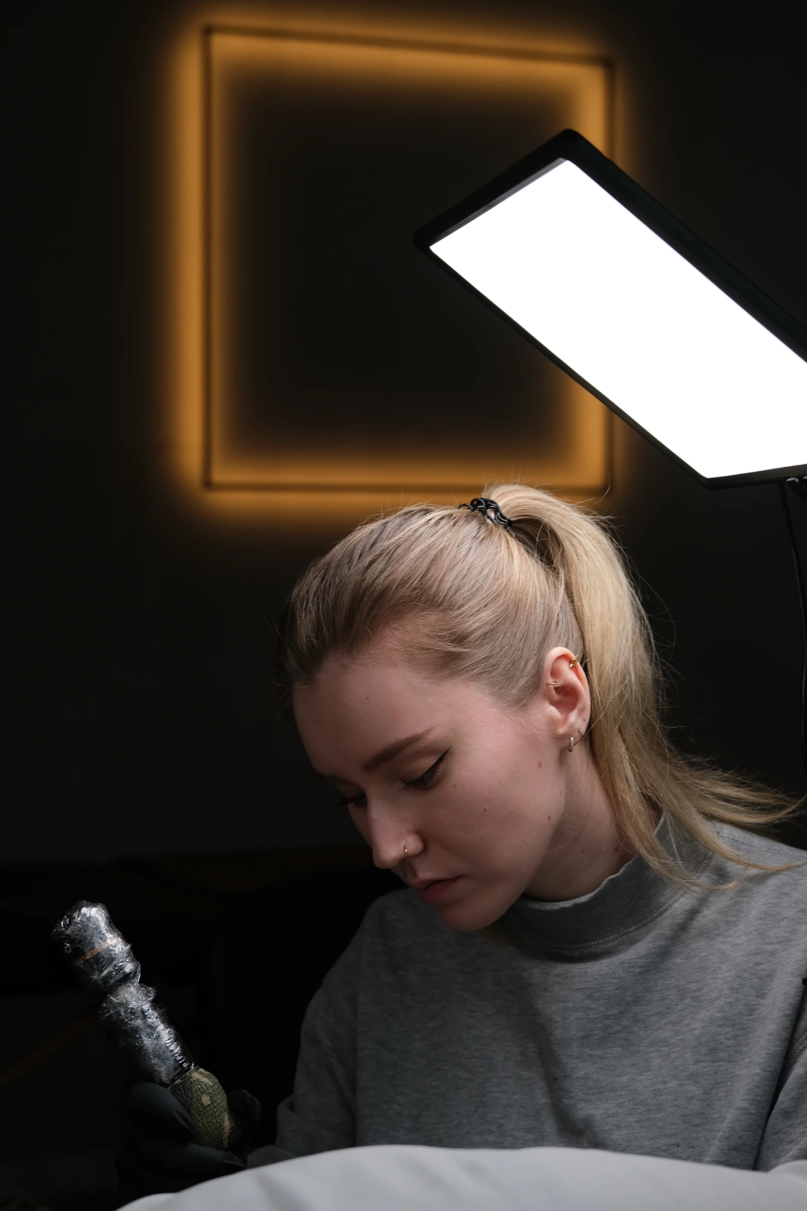 Laura beim Tätowieren im Atelier